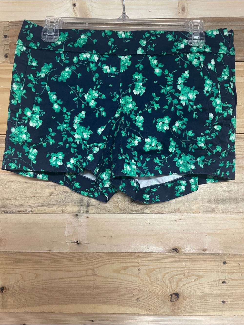 J. Crew Stretch size 4 Green Floral Dressy Mid-rise Side Zip Shorts with Pockets